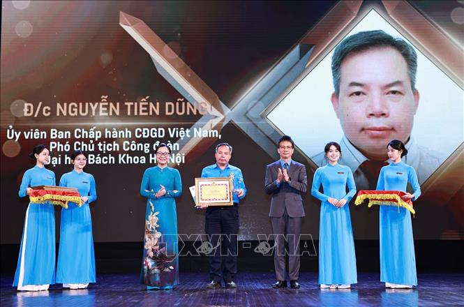 Trao Giải thưởng 22/7 – Công đoàn Giáo dục Việt Nam cho những cán bộ công đoàn có nhiều tâm huyết, sáng tạo trong các hoạt động ở cơ sở, đóng góp lớn vào sự nghiệp đổi mới của đất nước nói chung và công cuộc đổi mới của tổ chức công đoàn nói riêng. Ảnh: Thanh Tùng - TTXVN 