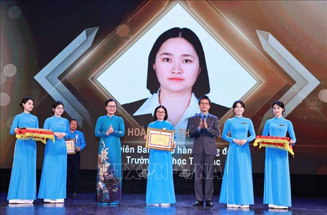 Trao Giải thưởng 22/7 – Công đoàn Giáo dục Việt Nam cho những cán bộ công đoàn có nhiều tâm huyết, sáng tạo trong các hoạt động ở cơ sở, đóng góp lớn vào sự nghiệp đổi mới của đất nước nói chung và công cuộc đổi mới của tổ chức công đoàn nói riêng. Ảnh: Thanh Tùng - TTXVN 