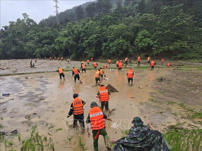 Lực lượng Công an Lai Châu hành quân gấp đến hiện trường giúp dân khắc phục mưa lũ. Ảnh: Nguyễn Oanh - TTXVN