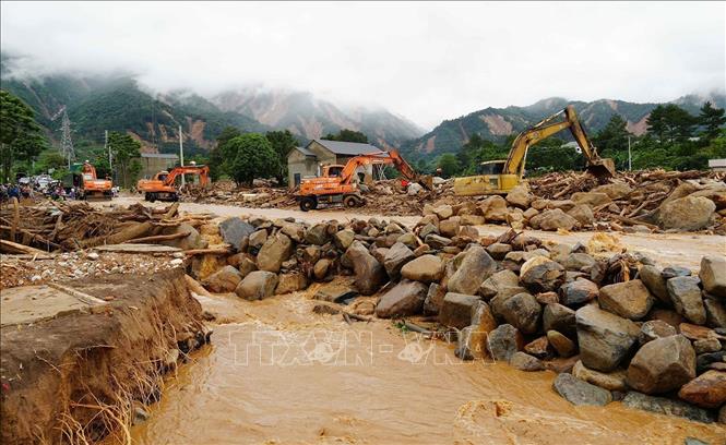 Các lực lượng tập trung cứu hộ cứu nạn, khắc phục hậu quả sau khi cơn lũ đi qua tại Mường Than. Ảnh: Nguyễn Oanh - TTXVN