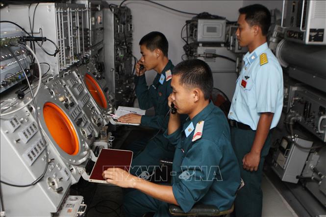 Những chiến sĩ điều khiển tên lửa góp phần quyết định cho thành công của tên lửa khi rời bệ phóng tấn công mục tiêu. Ảnh: Dương Giang - TTXVN