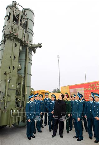 Thủ tướng Nguyễn Tấn Dũng đến thăm và kiểm tra chế độ trực ban, sẵn sàng chiến đấu của Đoàn tên lửa phòng không 64 (Sư đoàn Phòng không 361), ngày 13/1/2013. Ảnh: Đức Tám - TTXVN