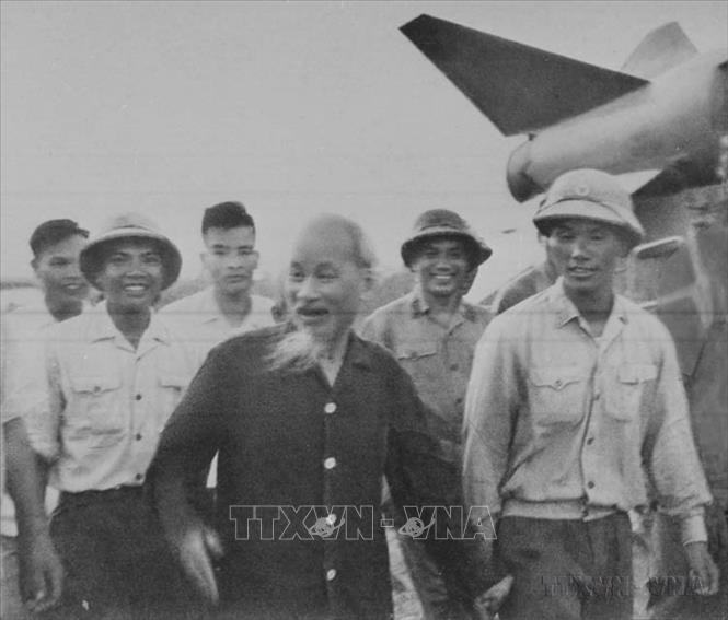Chủ tịch Hồ Chí Minh đến thăm Tiểu đoàn 61 thuộc Trung đoàn tên lửa 236 - Đoàn Tên lửa Sông Đà, sau chiến thắng trận đầu của Bộ đội Tên lửa phòng không (26/8/1965). Ảnh: TTXVN