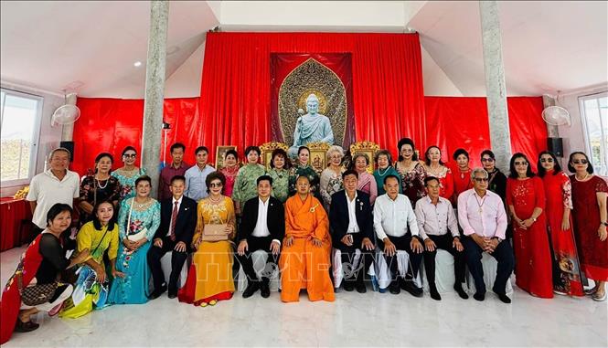 Tổng Lãnh sự Việt Nam tại Khon Kaen Đinh Hoàng Linh chụp ảnh lưu niệm cùng đại diện Việt kiều, nhà sư tại Lễ khánh thành. Ảnh: TTXVN phát