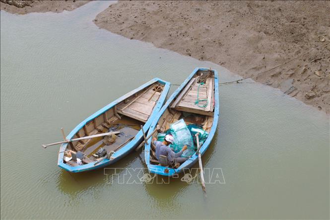 Dọc kênh Nhà Lê đoạn đấu nối với sông Hoàng Mai gần cửa biển Lạch Quèn (xã Quỳnh Phú, tỉnh Nghệ An), người dân sử dụng lưới lồng bát quái để khai thác thủy sản trái phép. Ảnh: Xuân Tiến - TTXVN 