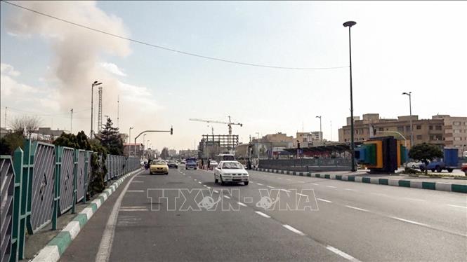 Khói bốc lên sau một cuộc không kích nhằm vào thủ đô Tehran, Iran. Ảnh: ANI/TTXVN phát
