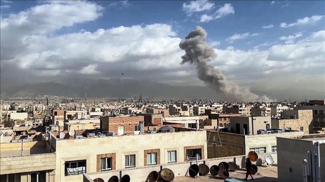 Khói bốc lên sau một cuộc không kích nhằm vào thủ đô Tehran, Iran. Ảnh: ANI/TTXVN phát