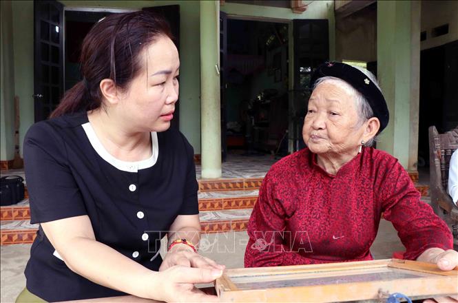 Mẹ Việt Nam Anh hùng Nguyễn Thị Minh (xã Văn Hán, tỉnh Thái Nguyên) có chồng và con hy sinh trong các cuộc kháng chiến vệ quốc của dân tộc. Ảnh: Thu Hằng - TTXVN 