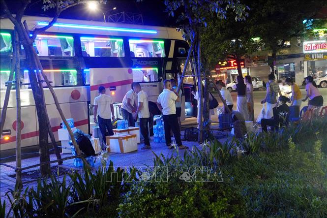 Rất đông hành khách lên, xuống xe khách của Công ty Cổ phần Vận tải du lịch Hưng Long tại khu vực đường Bà Huyện Thanh Quan giao nhau với Lý Thường Kiệt. Ảnh: Tá Chuyên - TTXVN