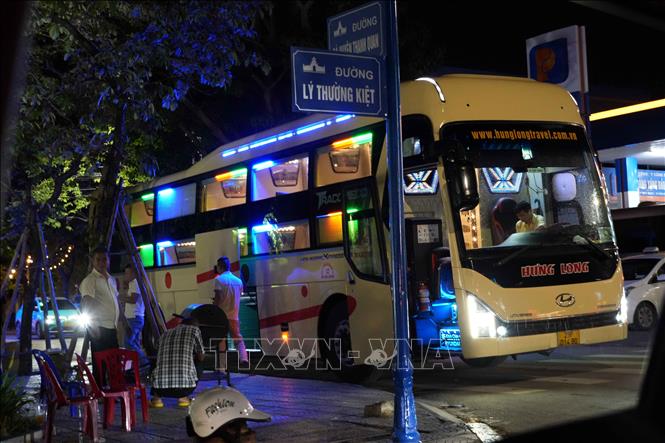 Từ khoảng 19 giờ đến hơn 22 giờ hằng ngày, trên tuyến đường Bà Huyện Thanh Quan và khu vực giao với đường Lý Thường Kiệt thường xuyên có nhiều xe khách của Công ty Cổ phần Vận tải du lịch Hưng Long ra, vào đón, trả hành khách. Ảnh: Tá Chuyên - TTXVN