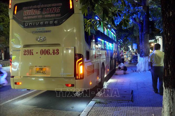 Xe khách Công ty Cổ phần Vận tải du lịch Hưng Long dừng đỗ để đón trả khách trên đường Lý Thường Kiệt, phường Đồng Hới (Quảng Trị), tiềm ẩn nguy cơ mất an toàn giao thông. Ảnh: Tá Chuyên - TTXVN
