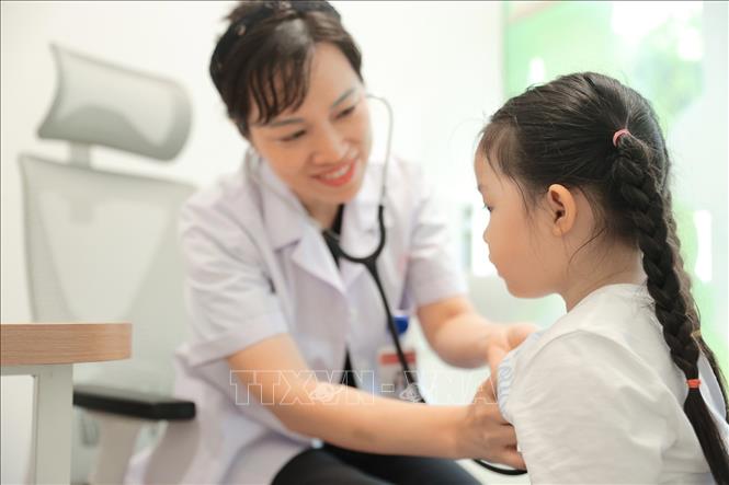 Virus Adeno có thể lây qua dịch tiết đường hô hấp, nước mắt; tiếp xúc trực tiếp với người bệnh; bàn tay, đồ dùng và các bề mặt nhiễm virus. Ảnh: Minh Quyết – TTXVN