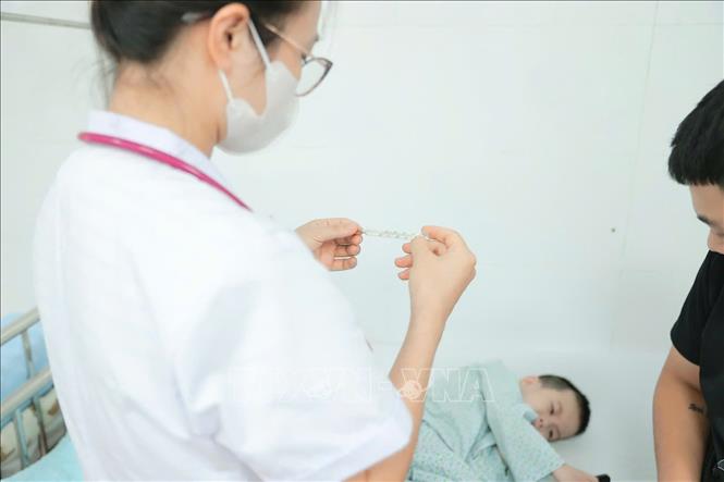 Virus Adeno có thể gây bệnh quanh năm ở mọi lứa tuổi. Người mắc thường có biểu hiện viêm đường hô hấp như sốt, ho, đau họng, sổ mũi. Virus này cũng có thể gây viêm kết mạc mắt, rối loạn tiêu hóa và một số biểu hiện khác. Ảnh: Minh Quyết – TTXVN