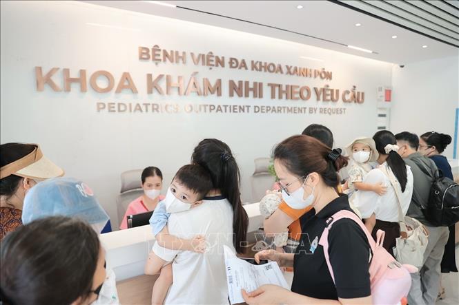 Theo bác sĩ tại bệnh viện đa khoa Xanh pôn, thời gian gần đây lượng bệnh nhi đến khám nhiễm Adeno virus tăng từ 30 – 40%. Ảnh: Minh Quyết - TTXVN