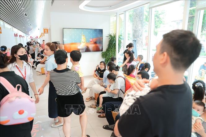Theo bác sĩ tại bệnh viện đa khoa Xanh pôn, thời gian gần đây lượng bệnh nhi đến khám nhiễm Adeno virus tăng từ 30 – 40%. Ảnh: Minh Quyết - TTXVN