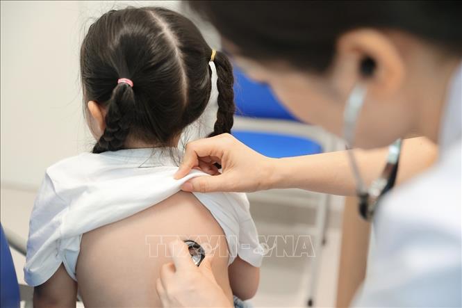 Người dân cần theo dõi triệu chứng và đi khám sớm khi cần. Ảnh: Minh Quyết – TTXVN