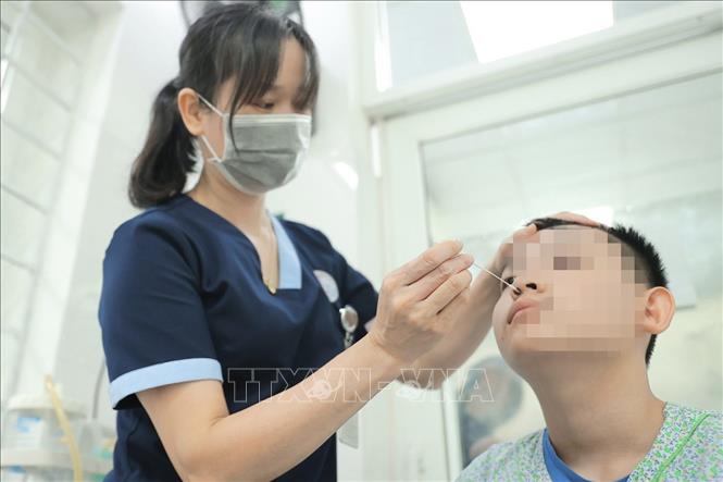 Virus Adeno có thể gây bệnh quanh năm ở mọi lứa tuổi. Người mắc thường có biểu hiện viêm đường hô hấp như sốt, ho, đau họng, sổ mũi. Virus này cũng có thể gây viêm kết mạc mắt, rối loạn tiêu hóa và một số biểu hiện khác. Ảnh: Minh Quyết – TTXVN