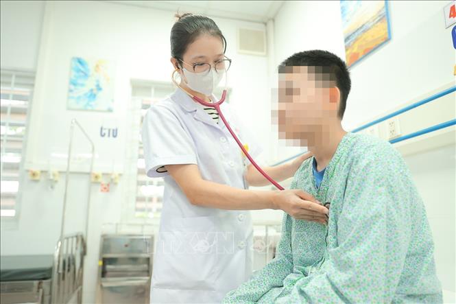 Hiện bệnh viện đa khoa Xanh Pôn đang điều trị cho hơn 10 bệnh nhân mắc Adeno virus. Ảnh: Minh Quyết – TTXVN