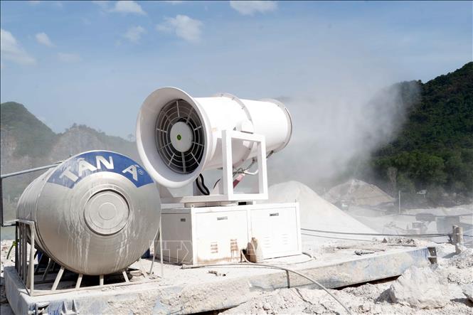 Công ty TNHH Tổng Công ty Thế Thịnh đầu tư hệ thống máy dập bụi công nghiệp lắp đặt tại khu vực khai thác để hạn chế bụi ảnh hưởng đến khu dân cư. Ảnh: Tá Chuyên - TTXVN
