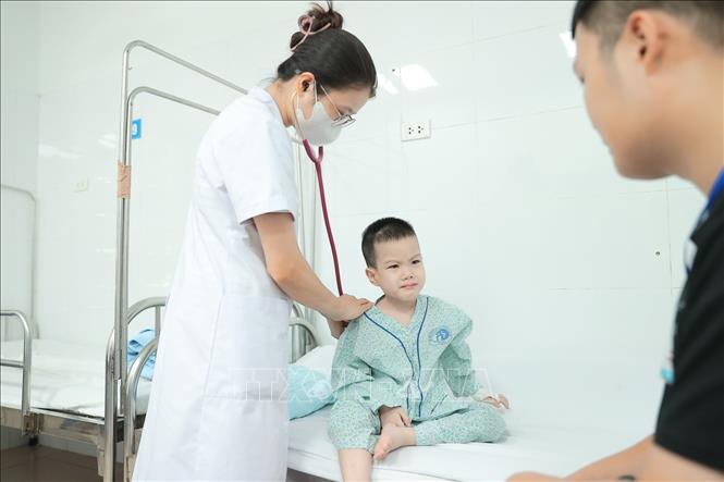 Virus Adeno có thể gây bệnh quanh năm ở mọi lứa tuổi. Người mắc thường có biểu hiện viêm đường hô hấp như sốt, ho, đau họng, sổ mũi. Virus này cũng có thể gây viêm kết mạc mắt, rối loạn tiêu hóa và một số biểu hiện khác. Ảnh: Minh Quyết – TTXVN