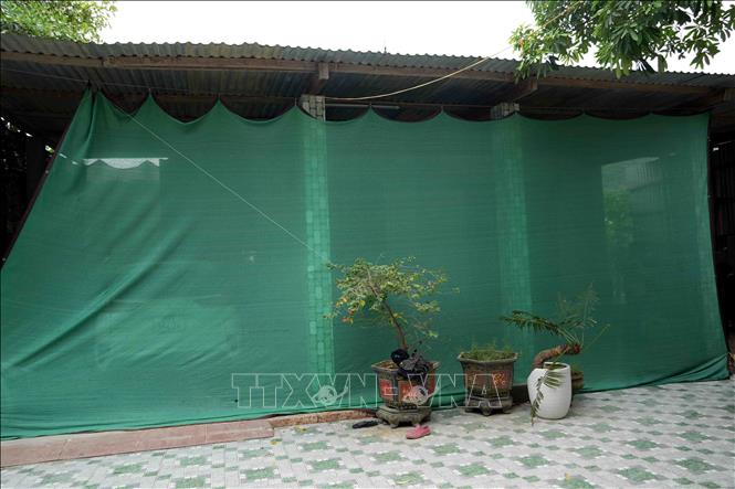 Hàng tháng, mỗi hộ dân bản Khe Dây (xã Trường Sơn, Quảng Trị) được Công ty Trách nhiệm hữu hạn Tổng Công ty Thế Thịnh hỗ trợ 1 triệu đồng để lắp đặt bạt che chắn bụi do khai thác đá. Ảnh: Tá Chuyên – TTXVN