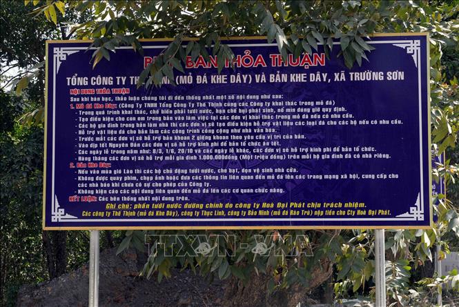 Doanh nghiệp khai thác đá Khe Dây (xã Trường Sơn, Quảng Trị) đã đối thoại và có biên bản thỏa thuận đảm bảo môi trường, hỗ trợ người dân niêm yết tại khu vực gần mỏ khai thác. Ảnh: Tá Chuyên – TTXVN