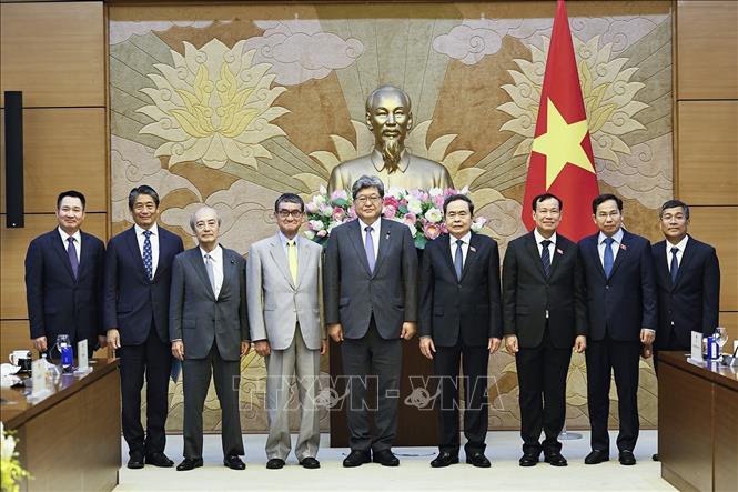 Chủ tịch Quốc hội Trần Thanh Mẫn chụp ảnh lưu niệm với đại biểu. Ảnh: Doãn Tấn - TTXVN