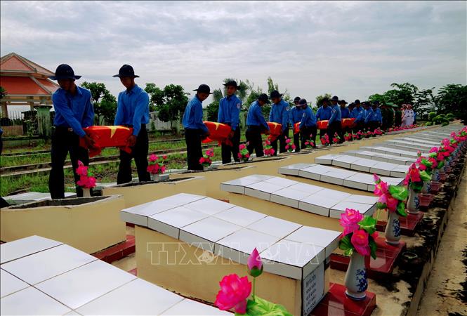 Lực lượng Đội K73 an táng hài cốt liệt sĩ hy sinh chiến trường Campuchia tại Nghĩa trang Liệt sĩ Vĩnh Hưng, tỉnh Tây Ninh. Ảnh: Thanh Bình - TTXVN