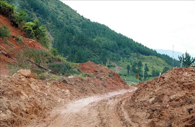 Nhà thầu và đơn vị thi công san gạt hàng trăm nghìn khối đất đá để thông tuyến cho người dân đi lại đảm bảo an toàn. Ảnh: Quý Trung - TTXVN
