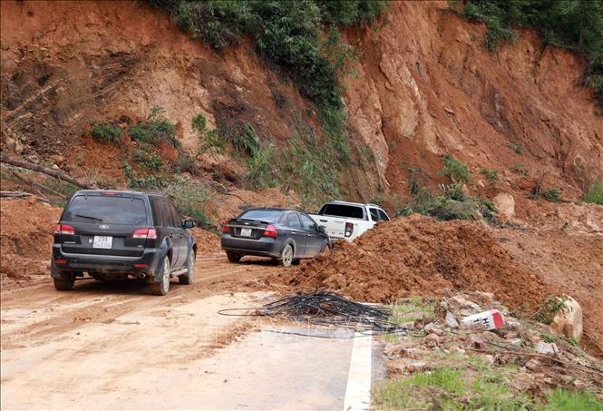 Nhờ sự nỗ lực của các đơn vị thi công thông tuyến nên xe nhỏ đã đi lại được trên Quốc lộ 279. Ảnh: Quý Trung - TTXVN