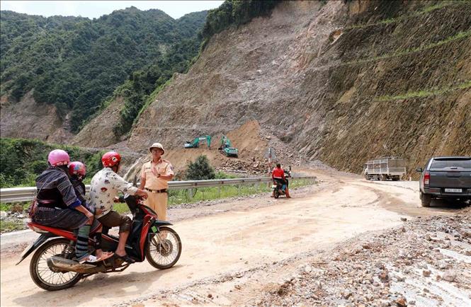 Lực lượng Cảnh sát giao thông Công an tỉnh Lai Châu phân luồng hướng dẫn người dân. Ảnh: Quý Trung - TTXVN