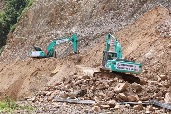 Phương tiện của Lào Cai sang thông đường QL 279 giúp cho các chuyến hàng cứu trợ đến với nhân dân vùng lũ Lai Châu nhanh nhất ổn định cuộc sống. Ảnh: Quý Trung - TTXVN