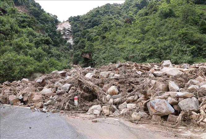 Hàng trăm mét khối đất đá đổ xuống mặt đường trên quốc lộ 279. Ảnh: Quý Trung - TTXVN