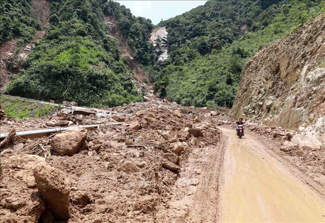 Hàng chục mét khối đất đá ngổn ngang xuống mặt đường trên quốc lộ 279. Ảnh: Quý Trung - TTXVN