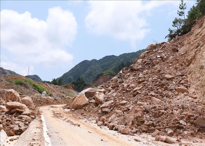 Đất đá ngổn ngang xuống mặt đường Quốc lộ 279. Ảnh: Quý Trung - TTXVN