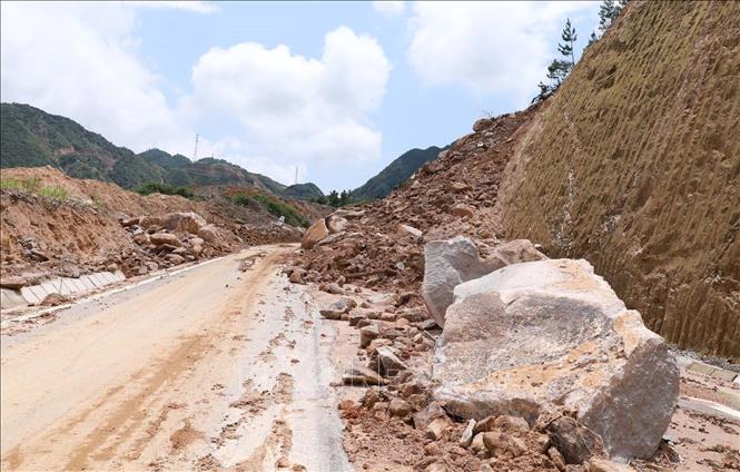Hàng chục mét khối đất đá đổ xuống mặt đường trên quốc lộ 279. Ảnh: Quý Trung - TTXVN