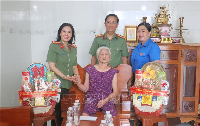 Đoàn công tác tặng quà Mẹ Việt Nam anh hùng Nguyễn Thị Hến ở phường Thới Sơn, tỉnh An Giang. Ảnh: Công Mạo-TTXVN