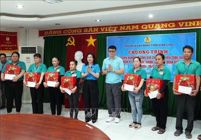 Tặng quà cho đoàn viên công đoàn có hoàn cảnh khó khăn tại Công ty TNHH BOHSING (Khu công nghiệp Hòa Phú). Ảnh: Phạm Minh Tuấn-TTXVN.