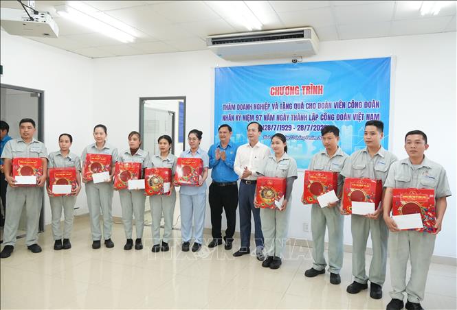 Phó Bí thư Tỉnh ủy, Chủ tịch UBND tỉnh Vĩnh Long Trần Trí Quang (áo trắng) tặng quà cho đoàn viên công đoàn có hoàn cảnh khó khăn tại Công ty TNHH Công nghiệp TOWA - Chi nhánh Southern Star (Khu công nghiệp Hòa Phú). Ảnh: Phạm Minh Tuấn-TTXVN.