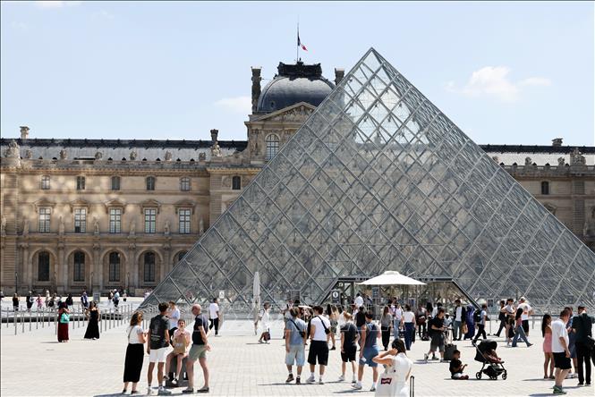 Du khách tham quan bảo tàng Louvre tại Paris, Pháp. Ảnh: THX/TTXVN phát