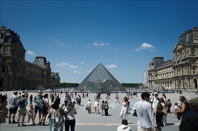 Du khách tham quan bảo tàng Louvre tại Paris, Pháp. Ảnh: THX/TTXVN phát