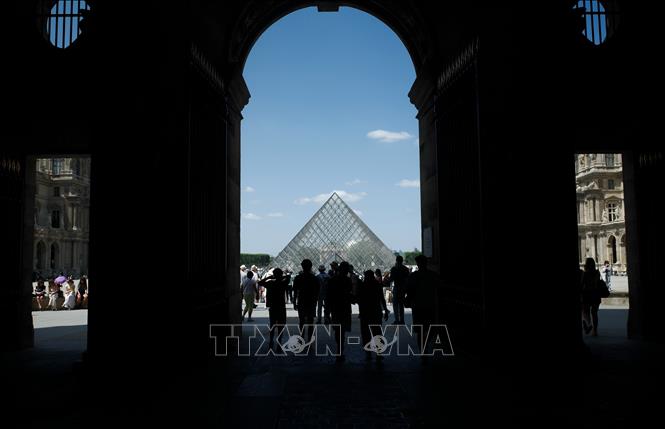 Du khách tham quan bảo tàng Louvre tại Paris, Pháp. Ảnh: THX/TTXVN phát