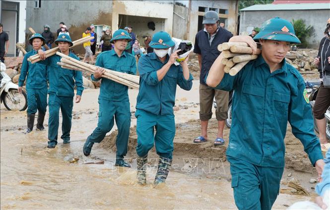 Dân quân tự vệ tích cực tham gia công tác phòng chống thiên tai, cứu nạn cứu hộ tại Than Uyên. Ảnh: Nguyễn Oanh-TTXVN.