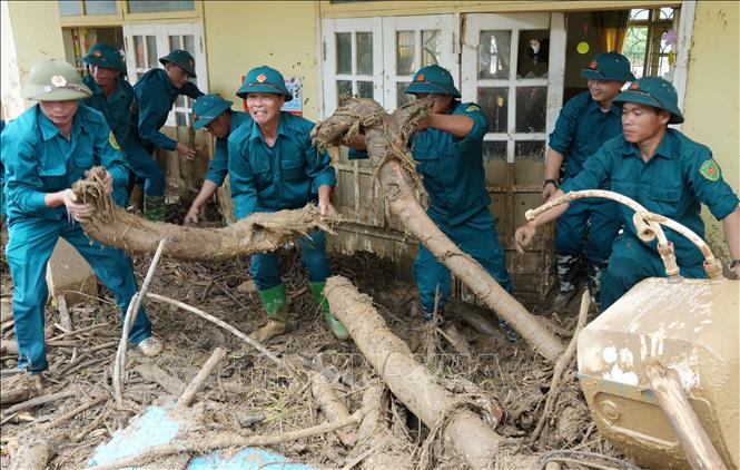 Lực lượng Dân quân tự vệ tỉnh Lai Châu giúp dân khắc phục thiên tai tại xã Mường Than. Ảnh: Nguyễn Oanh-TTXVN.