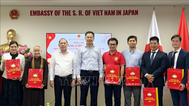 Phó Chủ tịch Ủy ban Trung ương Mặt trận Tổ quốc Việt Nam Hoàng Công Thủy trao quà cho những đại diện có đóng góp tích cực cho công tác cộng đồng tại Nhật Bản. Ảnh: Bùi Hà- PV TTXVN tại Nhật Bản