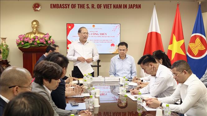 Phó Chủ tịch Ủy ban Trung ương Mặt trận Tổ quốc Việt Nam Hoàng Công Thủy gặp gỡ cán bộ Đại sứ quán Việt Nam và   đại diện cộng đồng người Việt Nam tại Nhật Bản. Ảnh: Xuân Giao- PV TTXVN tại Nhật Bản