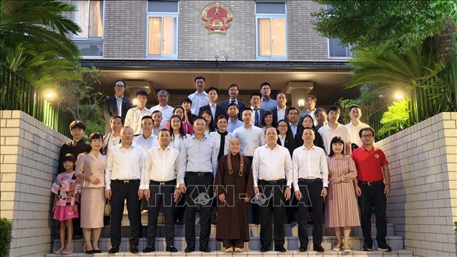 Phó Chủ tịch Ủy ban Trung ương Mặt trận Tổ quốc Việt Nam Hoàng Công Thủy chụp ảnh với đại diện các cơ quan đại diện và cộng đồng người Việt tại Nhật Bản. Ảnh: Bùi Hà- PV TTXVN tại Nhật Bản