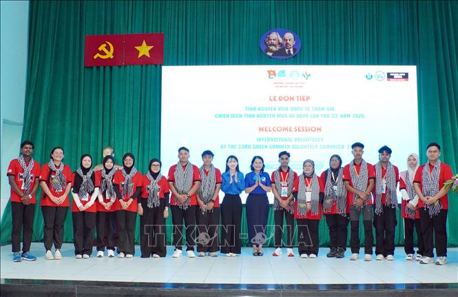 Ban tổ chức trao tặng khăn rằn cho các chiến sĩ tình nguyện viên Malaysia tham gia Chiến dịch tình nguyện Mùa hè Xanh tại phường Trung Mỹ Tây. Ảnh: Trung Tuyến - TTXVN