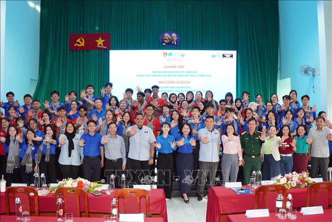 Đại biểu cùng đoàn viên, thanh niên TP. Hồ Chí Minh và sinh viên tình nguyện Malaysia chụp ảnh lưu niệm tại phường Trung Mỹ Tây. Ảnh: Trung Tuyến - TTXVN