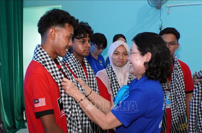 Ban tổ chức trao tặng khăn rằn cho các chiến sĩ tình nguyện viên Malaysia tham gia Chiến dịch tình nguyện Mùa hè Xanh tại phường Trung Mỹ Tây. Ảnh: Trung Tuyến - TTXVN
